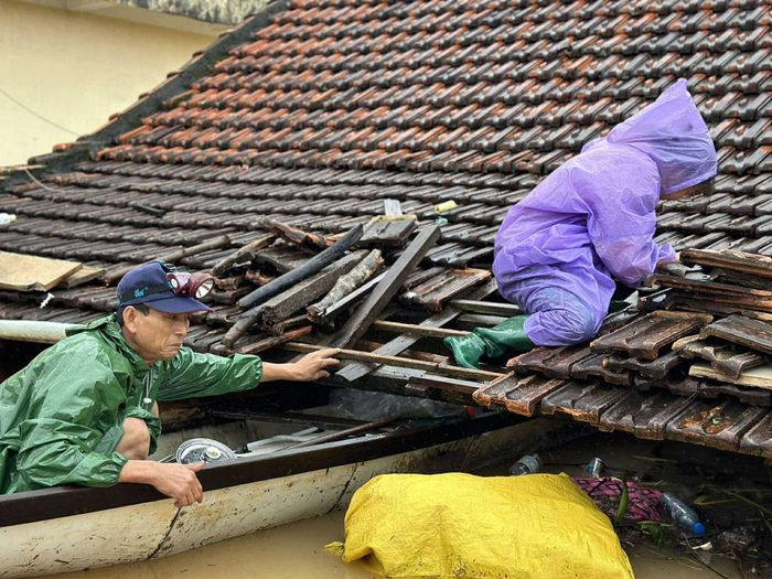 Thắt lòng cảnh đưa tang trên dòng nước lũ ở Lệ Thủy-1