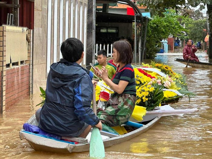 Thắt lòng cảnh đưa tang trên dòng nước lũ ở Lệ Thủy-5