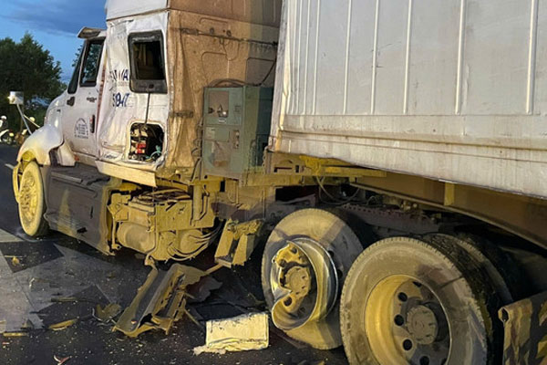 Xe tải mất lái tông liên hoàn trên đường Hồ Chí Minh, 3 người trọng thương-2