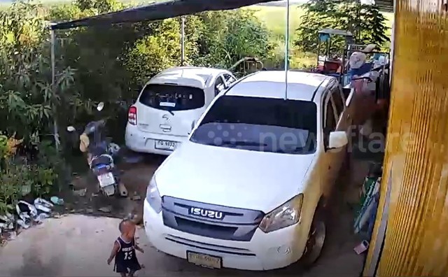 Clip: Cha lái ô tô suýt cán trúng con trai ngay trong sân nhà-1