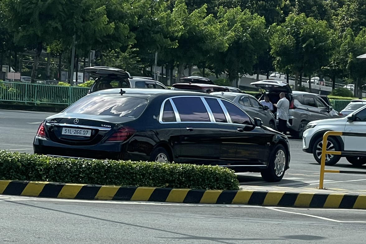 Lộ diện xe siêu sang Maybach S 600 Pullman giá 70 tỷ của đại gia Sài Gòn-1