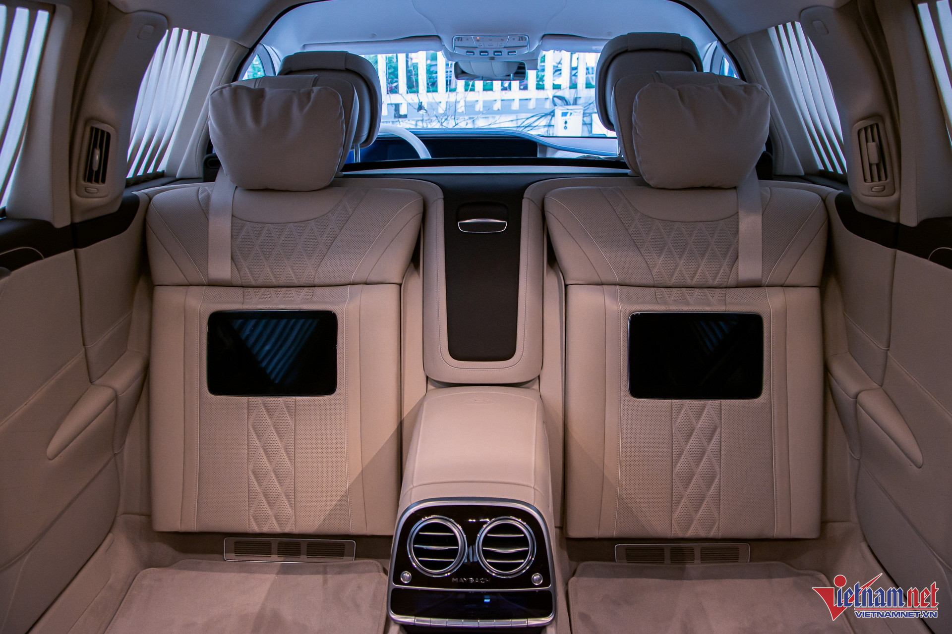 Lộ diện xe siêu sang Maybach S 600 Pullman giá 70 tỷ của đại gia Sài Gòn-8