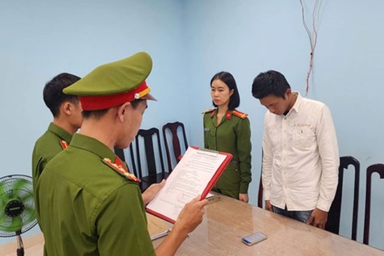 Bắt giữ nam thanh niên lợi dụng bão lụt để lừa bán hàng cứu trợ