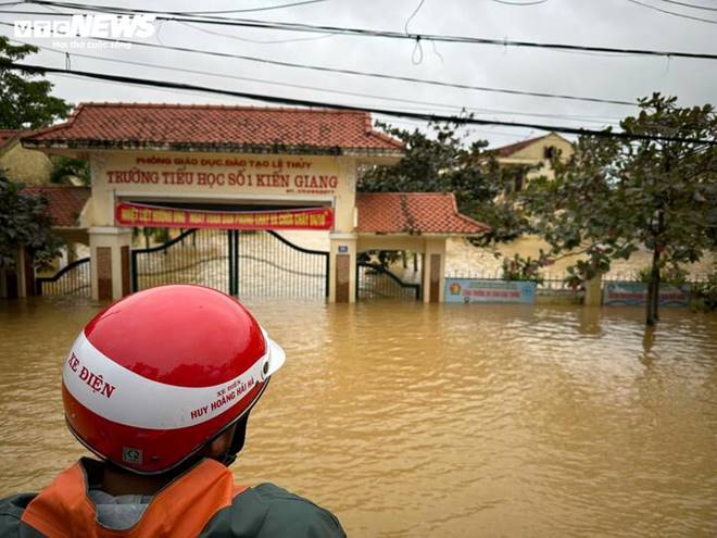 Hàng chục nghìn học sinh ở miền Trung chưa thể đến trường-3