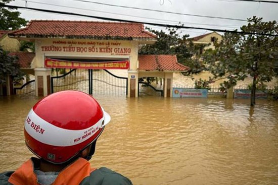 Hàng chục nghìn học sinh ở miền Trung chưa thể đến trường