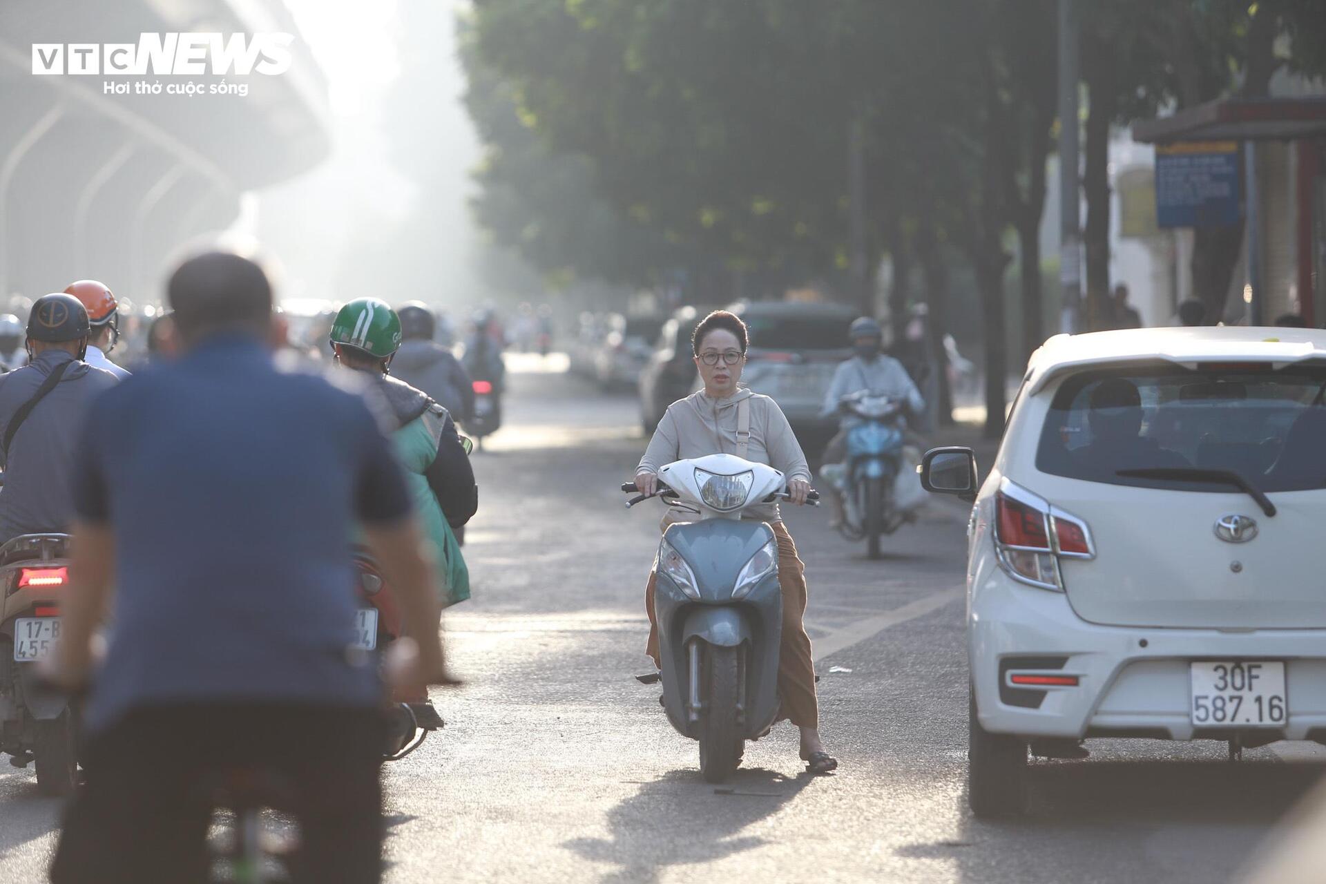 Né đèn đỏ, dòng xe máy liều lĩnh cắt mặt ô tô đi ngược chiều ở Hà Nội-13