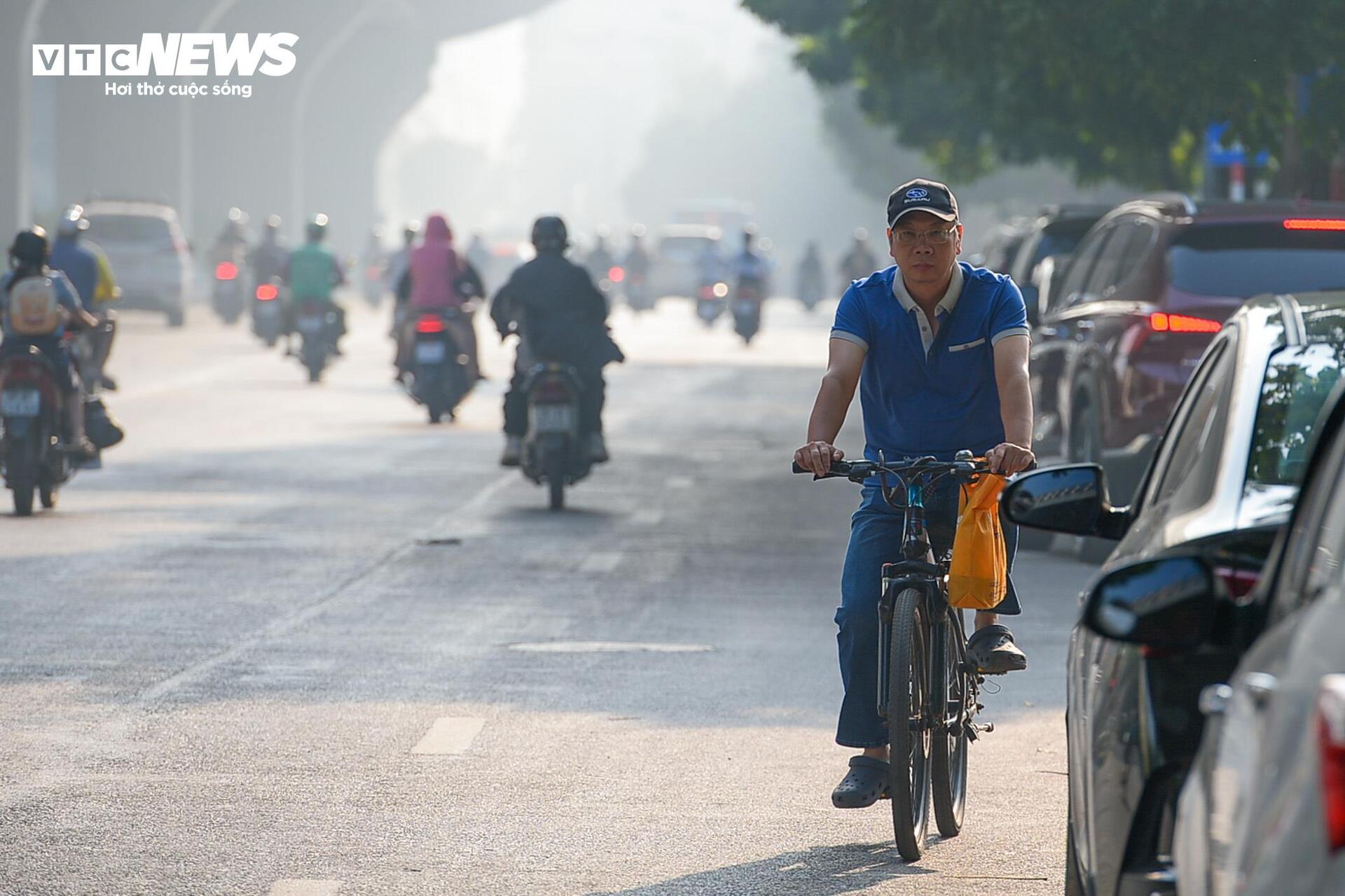 Né đèn đỏ, dòng xe máy liều lĩnh cắt mặt ô tô đi ngược chiều ở Hà Nội-12