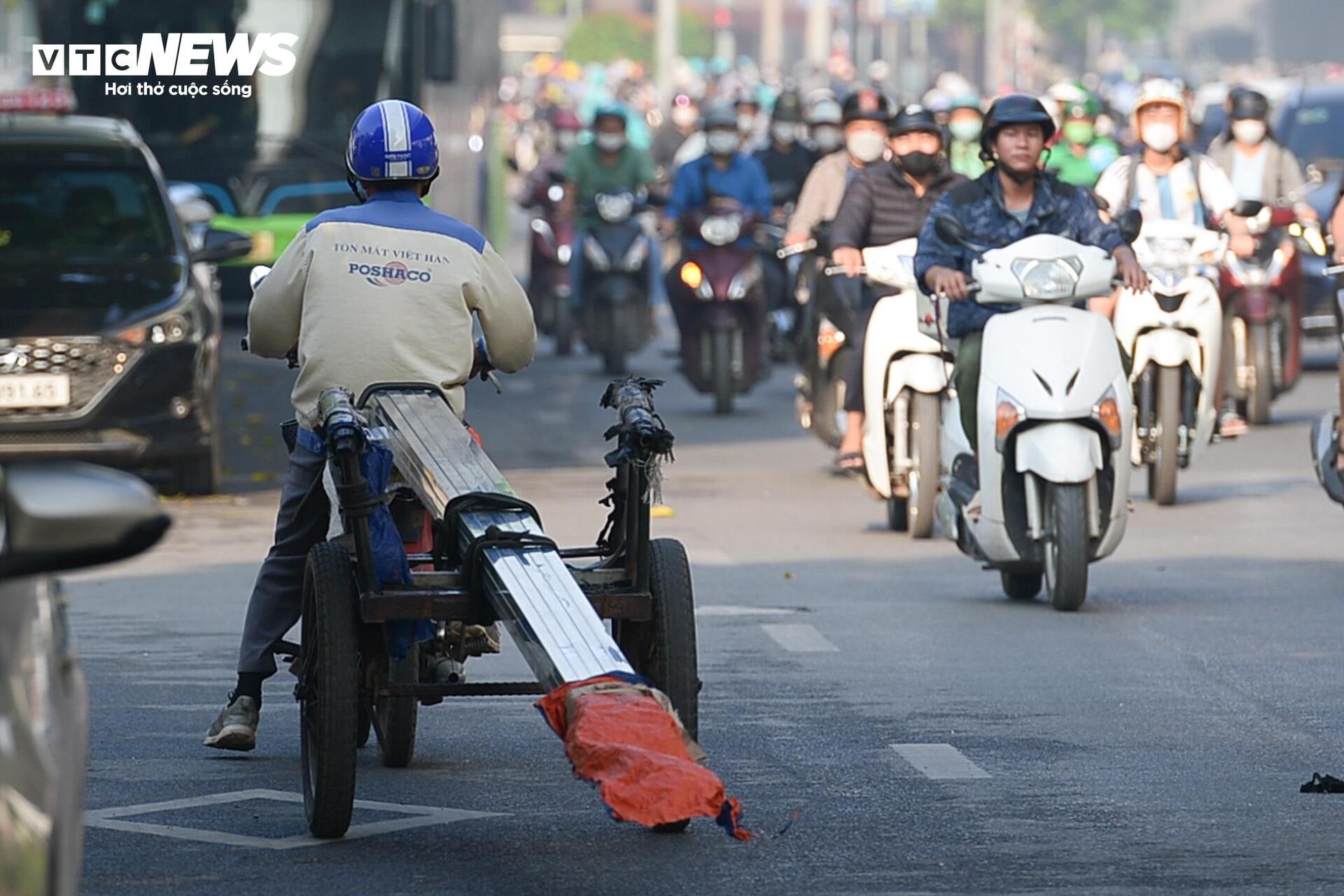 Né đèn đỏ, dòng xe máy liều lĩnh cắt mặt ô tô đi ngược chiều ở Hà Nội-11