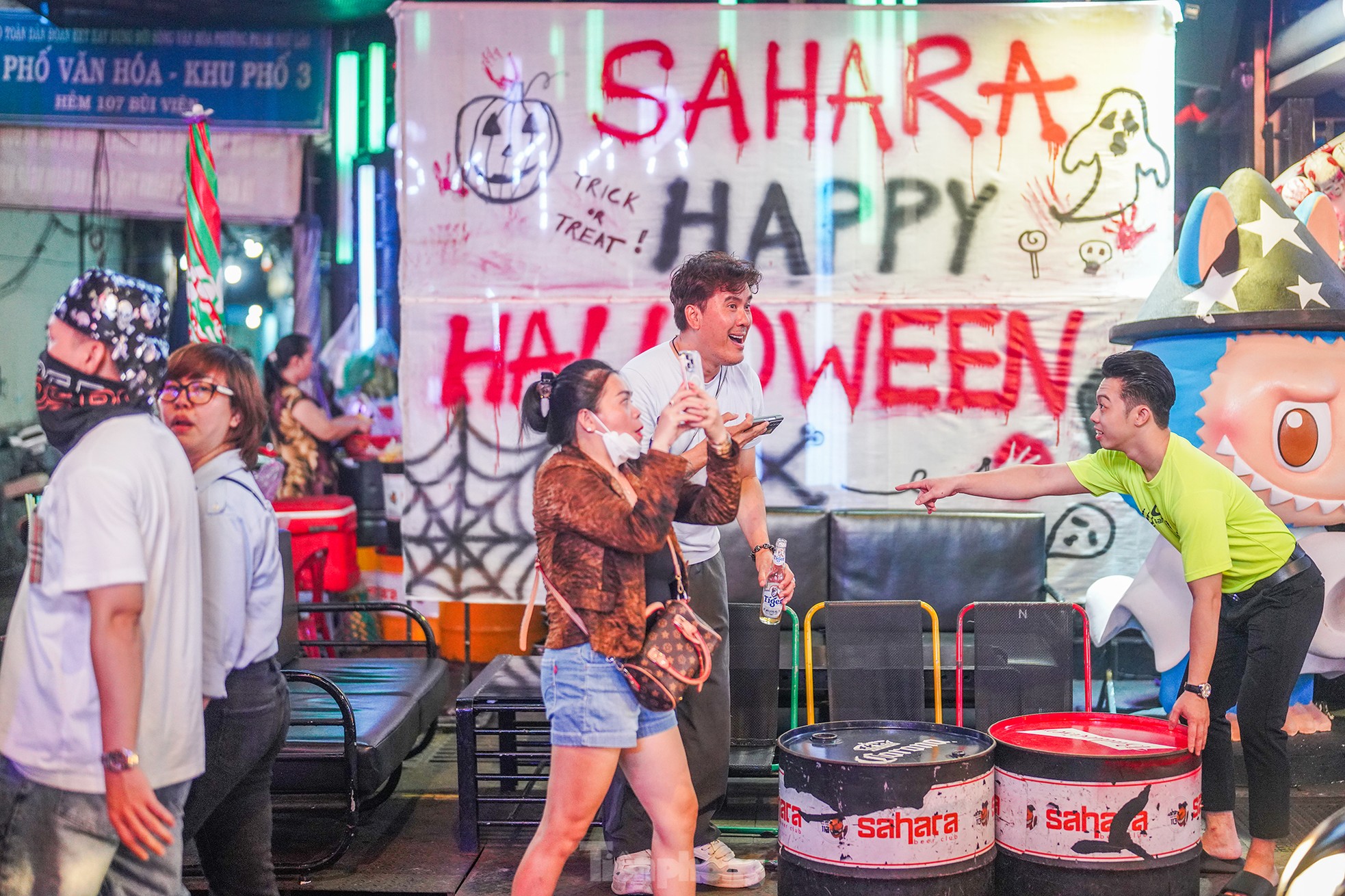 Bạn trẻ hốt bạc nhờ dịch vụ hóa trang Halloween đến khuya-2