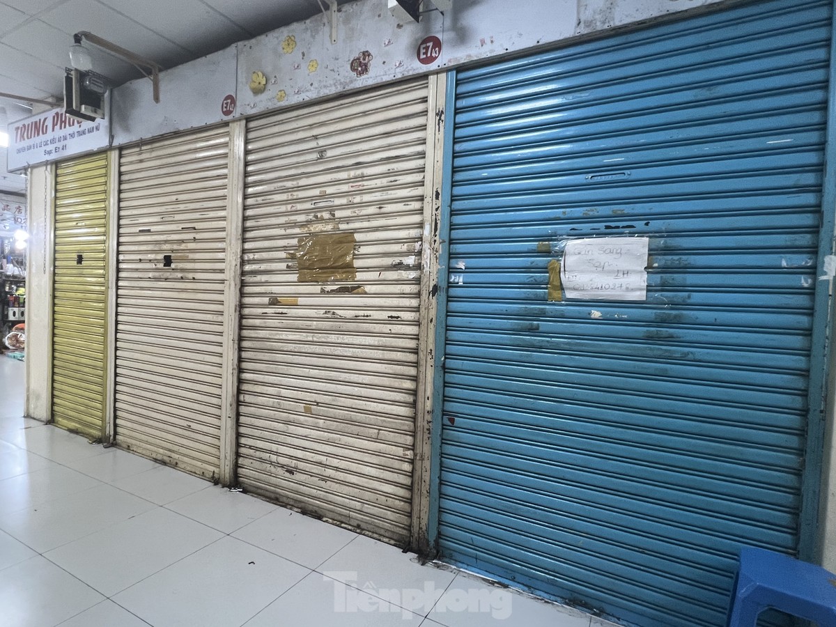 Vào mùa cuối năm nhưng chợ đìu hiu, tiểu thương mòn mỏi chờ khách-3