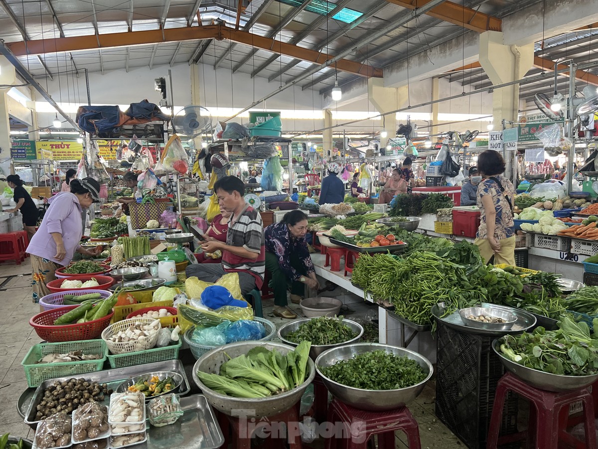 Vào mùa cuối năm nhưng chợ đìu hiu, tiểu thương mòn mỏi chờ khách-9