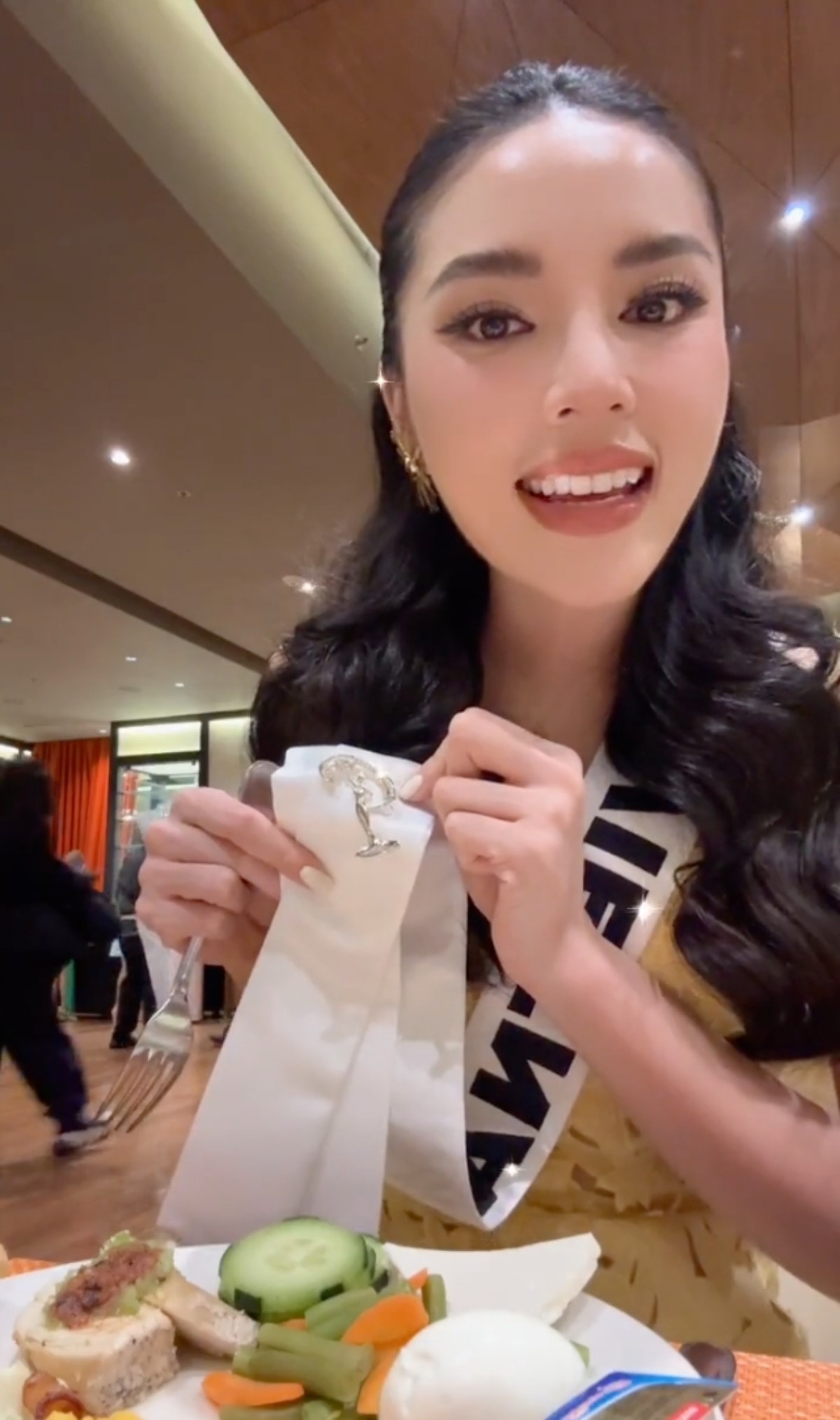 Hoa hậu Kỳ Duyên thử nghiệm phong cách trang điểm mới ở Miss Universe 2024-5