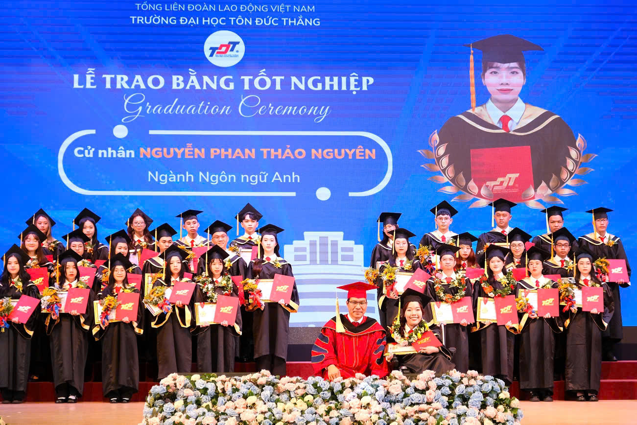 Cô gái bị teo cơ tuỷ sống tốt nghiệp đại học loại giỏi-1