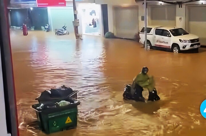 Mưa lớn, tuyến đường trung tâm Đà Lạt ngập sâu-1