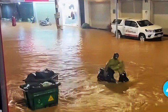 Mưa lớn, tuyến đường trung tâm Đà Lạt ngập sâu