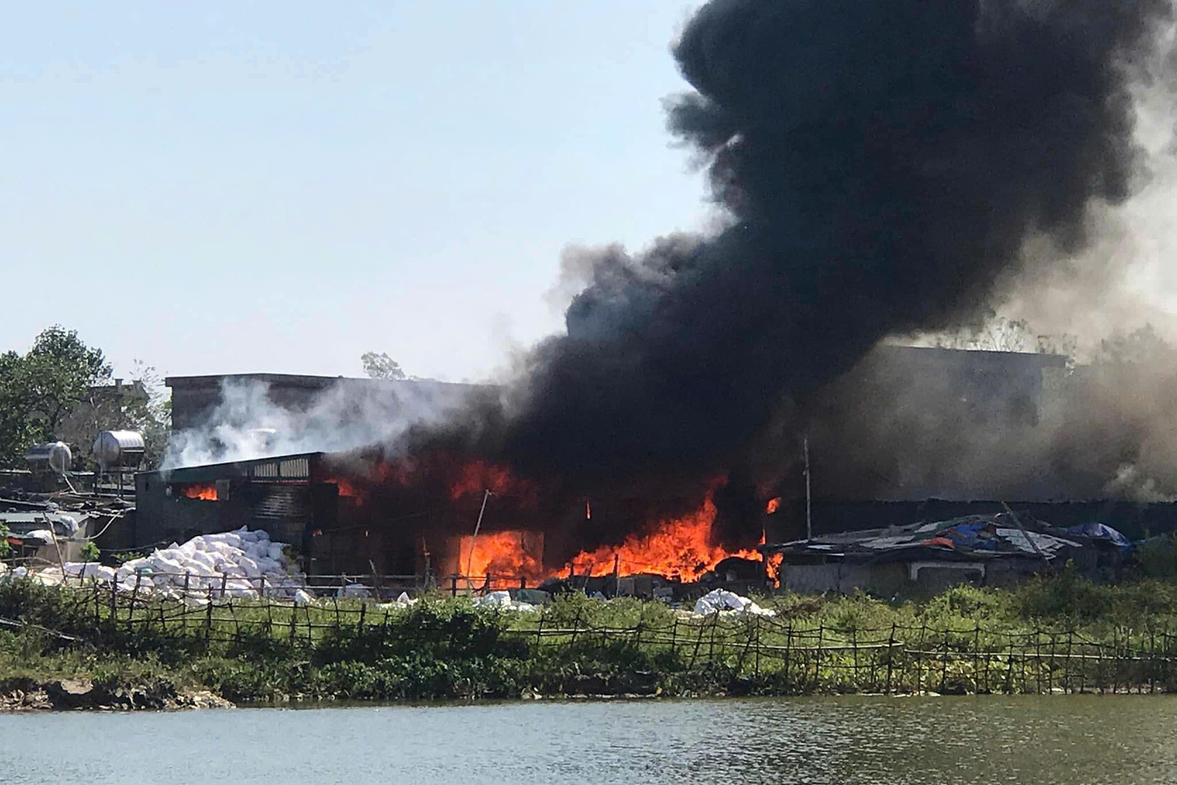 Cháy lớn tại kho phế liệu, trước khu công nghiệp ở Hải Phòng-1