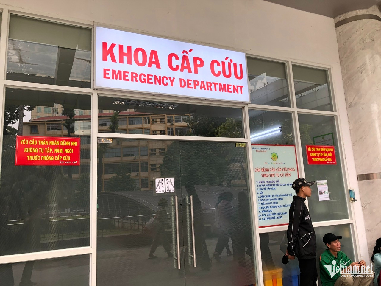 Hơn 100 con giun đũa được gắp ra từ ruột bé trai 2 tuổi rưỡi-1