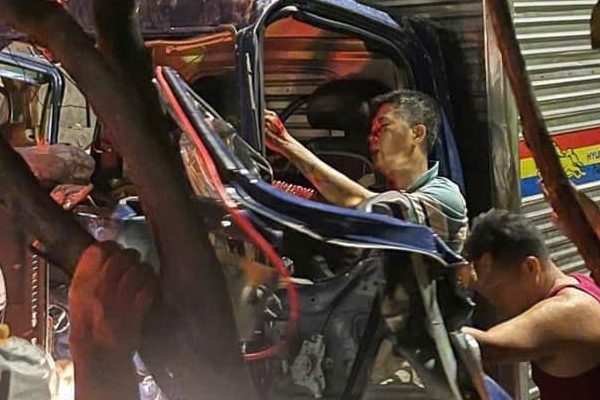 Xe máy va chạm ô tô khách lúc rạng sáng, đôi nam nữ thương vong-2