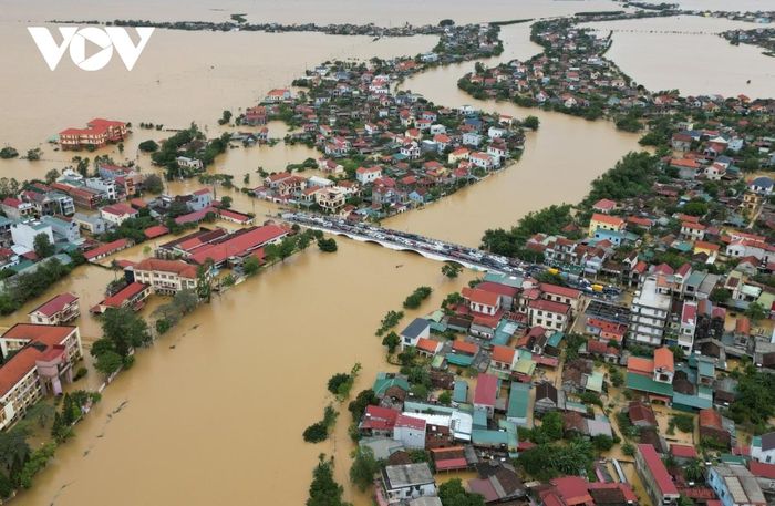 Tình người trong những ngày góp gạo thổi cơm chung, giúp nhau vượt qua lũ dữ-1