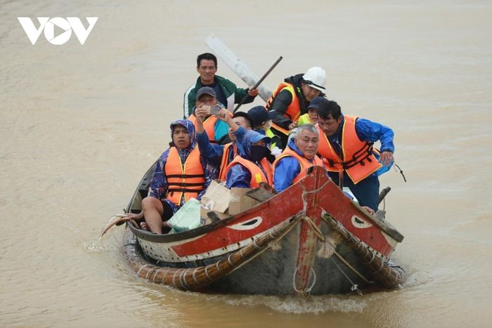 Tình người trong những ngày góp gạo thổi cơm chung, giúp nhau vượt qua lũ dữ-5