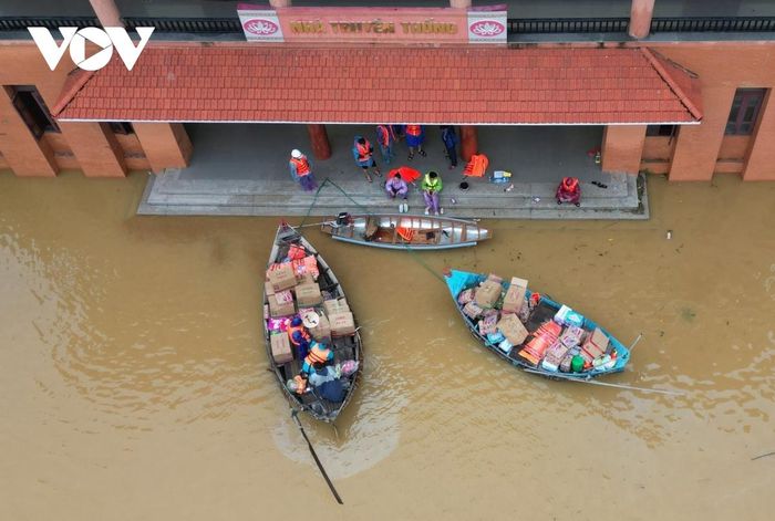 Tình người trong những ngày góp gạo thổi cơm chung, giúp nhau vượt qua lũ dữ-8