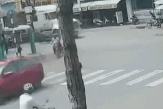 Phóng như 'bay' qua vòng xuyến, xe máy lao thẳng vào cột đèn đường ở Bắc Ninh