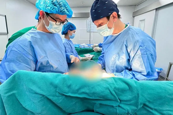 Hơn trăm ngày đau đớn sau khi hút mỡ bụng gặp biến chứng nặng nề-1