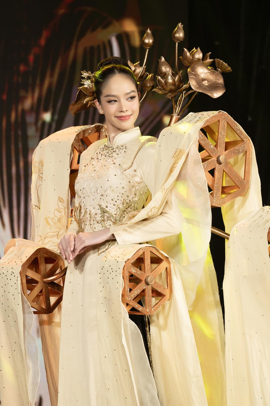 Hoa hậu Thanh Thủy mang khung cửi dệt lụa nặng 5kg diễn Miss International 2024-1