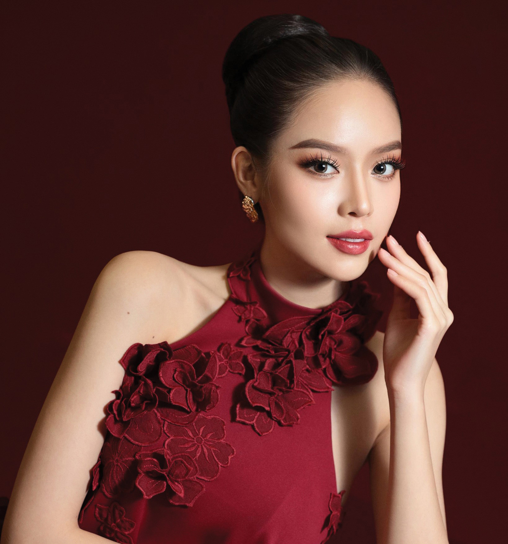 Hoa hậu Thanh Thủy mang khung cửi dệt lụa nặng 5kg diễn Miss International 2024-10