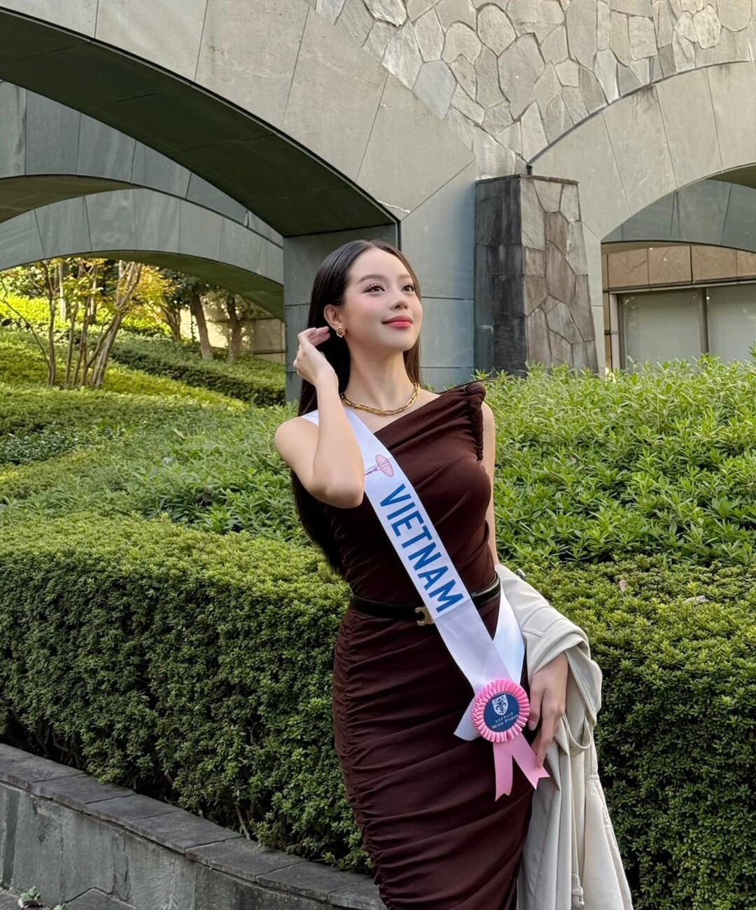 Hoa hậu Thanh Thủy mang khung cửi dệt lụa nặng 5kg diễn Miss International 2024-4