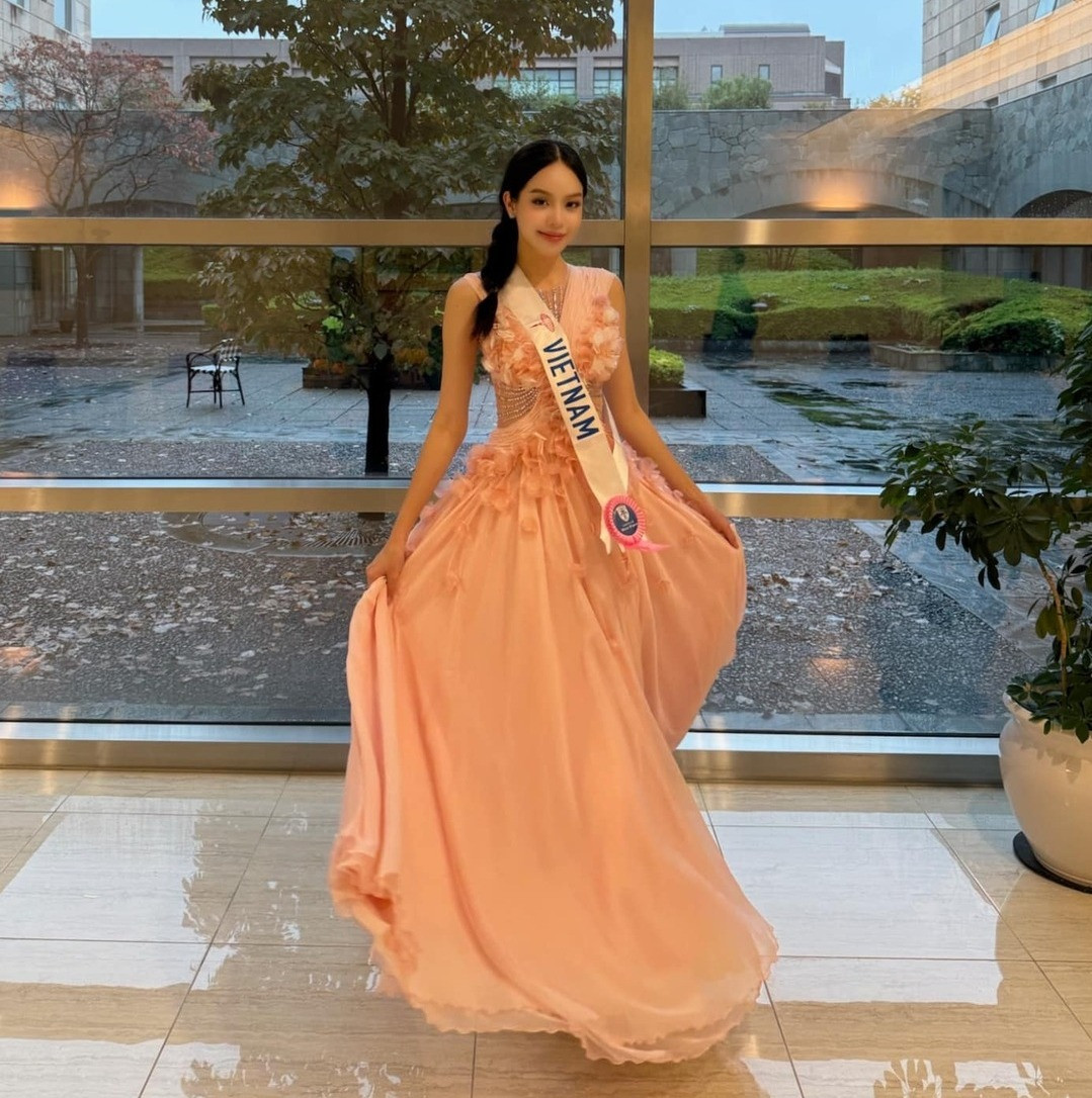 Hoa hậu Thanh Thủy mang khung cửi dệt lụa nặng 5kg diễn Miss International 2024-5