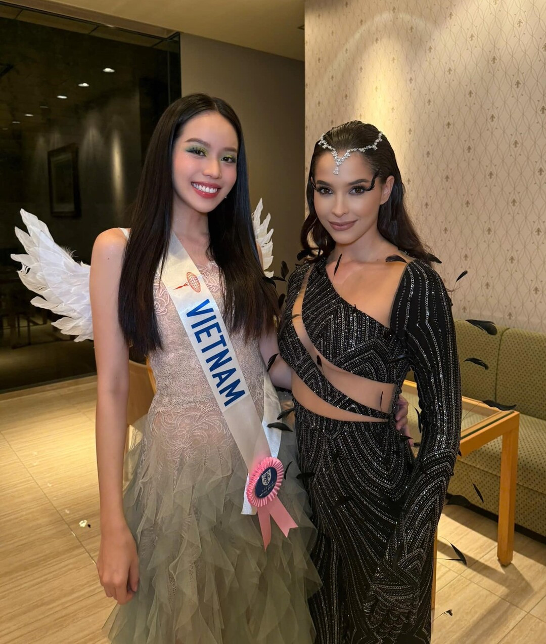 Hoa hậu Thanh Thủy mang khung cửi dệt lụa nặng 5kg diễn Miss International 2024-6