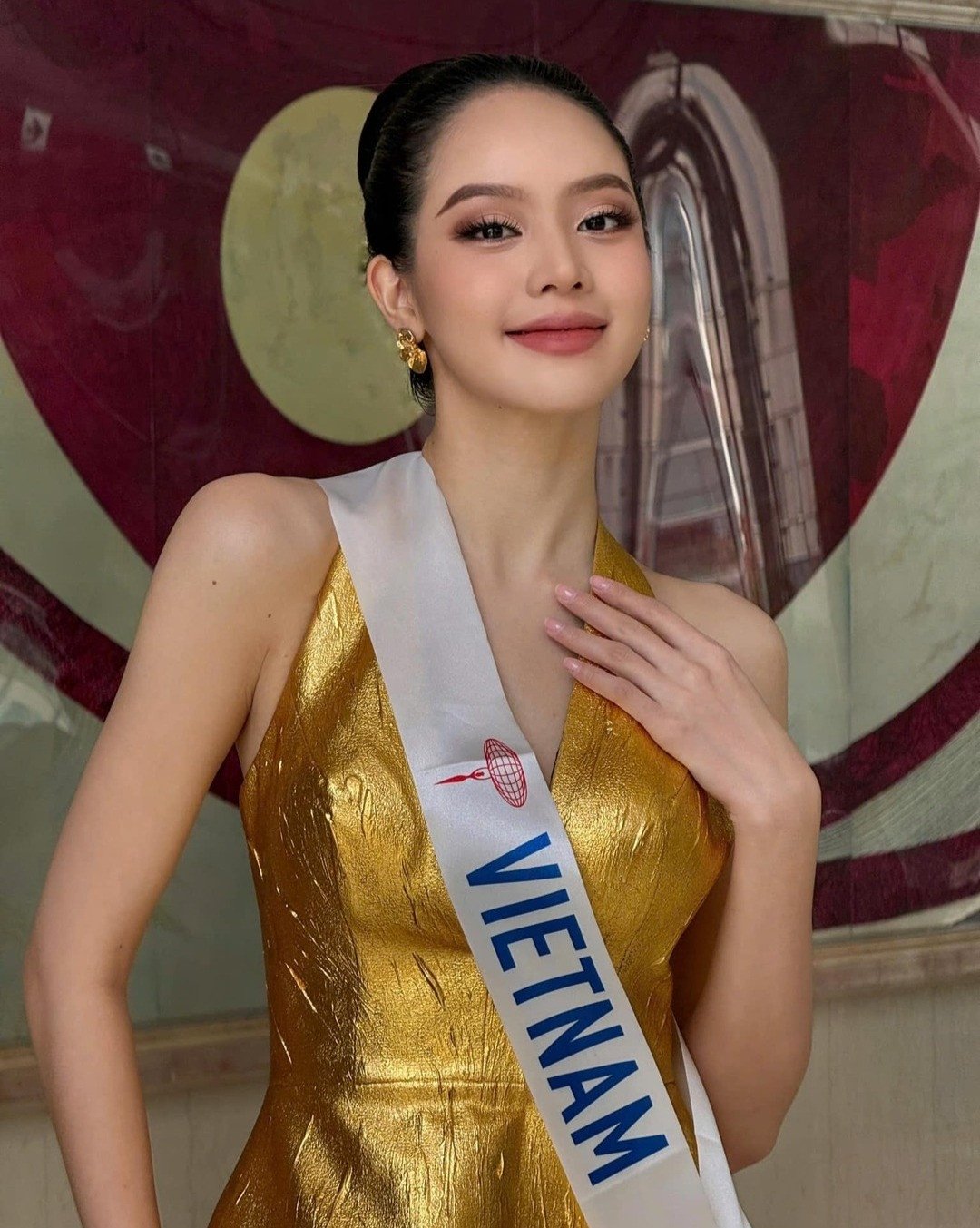 Hoa hậu Thanh Thủy mang khung cửi dệt lụa nặng 5kg diễn Miss International 2024-8