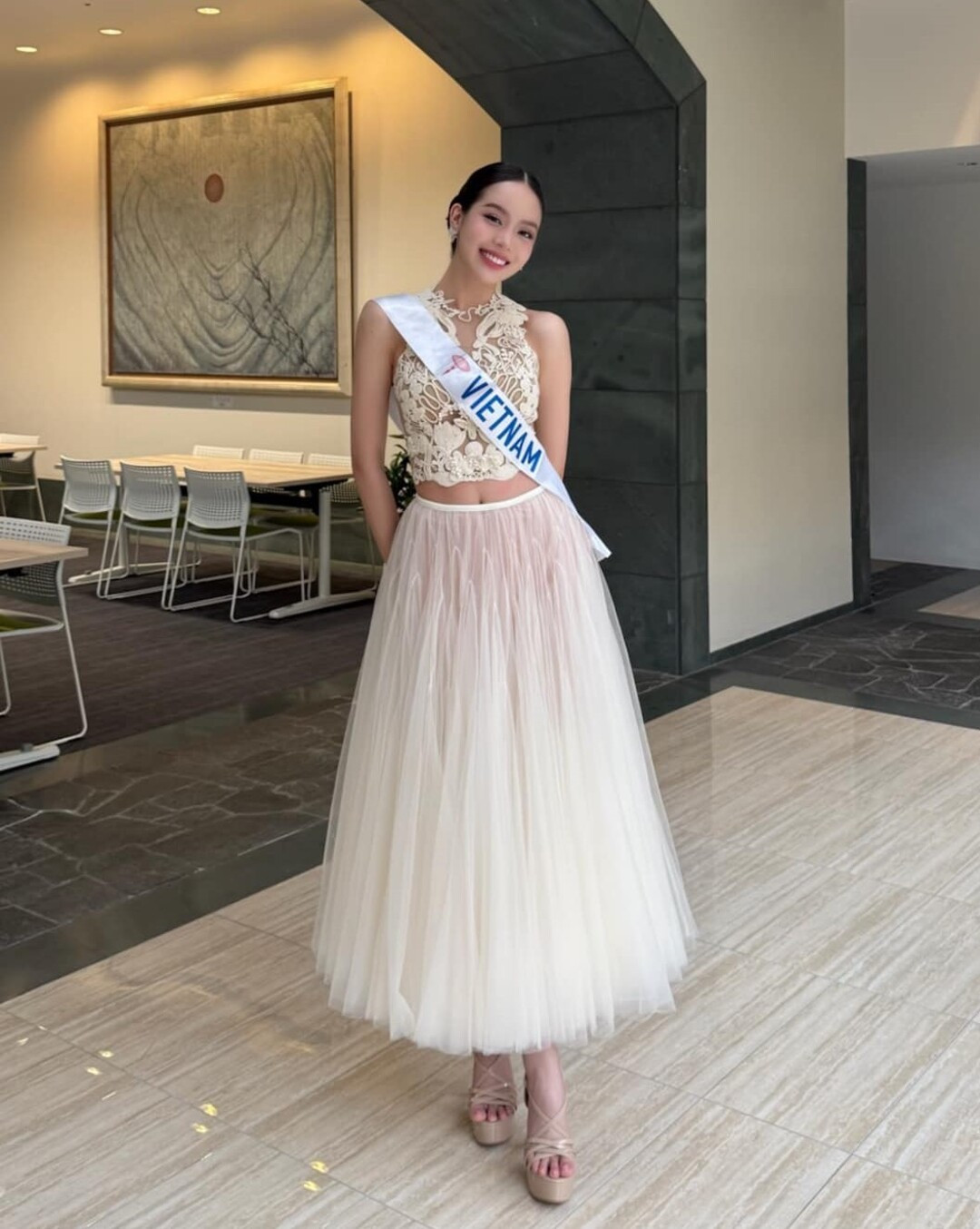 Hoa hậu Thanh Thủy mang khung cửi dệt lụa nặng 5kg diễn Miss International 2024-9