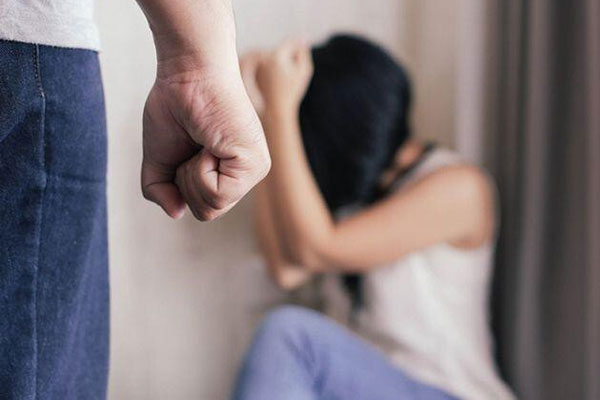 Chính trị gia Nhật Bản ngoại tình với người mẫu áo tắm-4