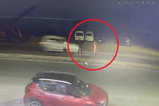 Clip: Va chạm, ô tô kéo lê người phụ nữ 30 mét rồi bỏ chạy