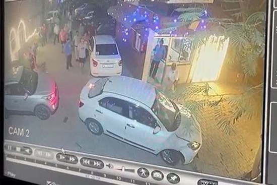 2 chị em lái xe đâm loạn xạ trong khu chung cư, dân vác gậy truy đuổi
