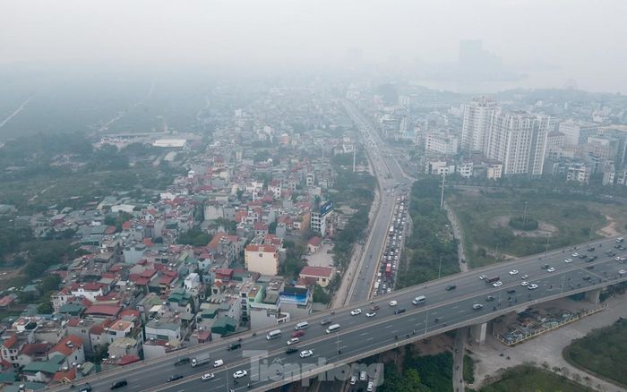 Trời Hà Nội mờ đục vì ô nhiễm, một số nơi không khí ở mức xấu-13