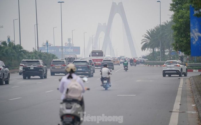 Trời Hà Nội mờ đục vì ô nhiễm, một số nơi không khí ở mức xấu-10