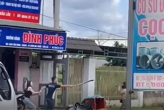 Công an vào cuộc vụ nữ shipper bị đánh bầm dập