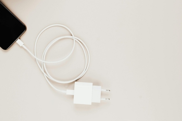 Bị điện giật chết khi sạc điện thoại trên xe buýt-2