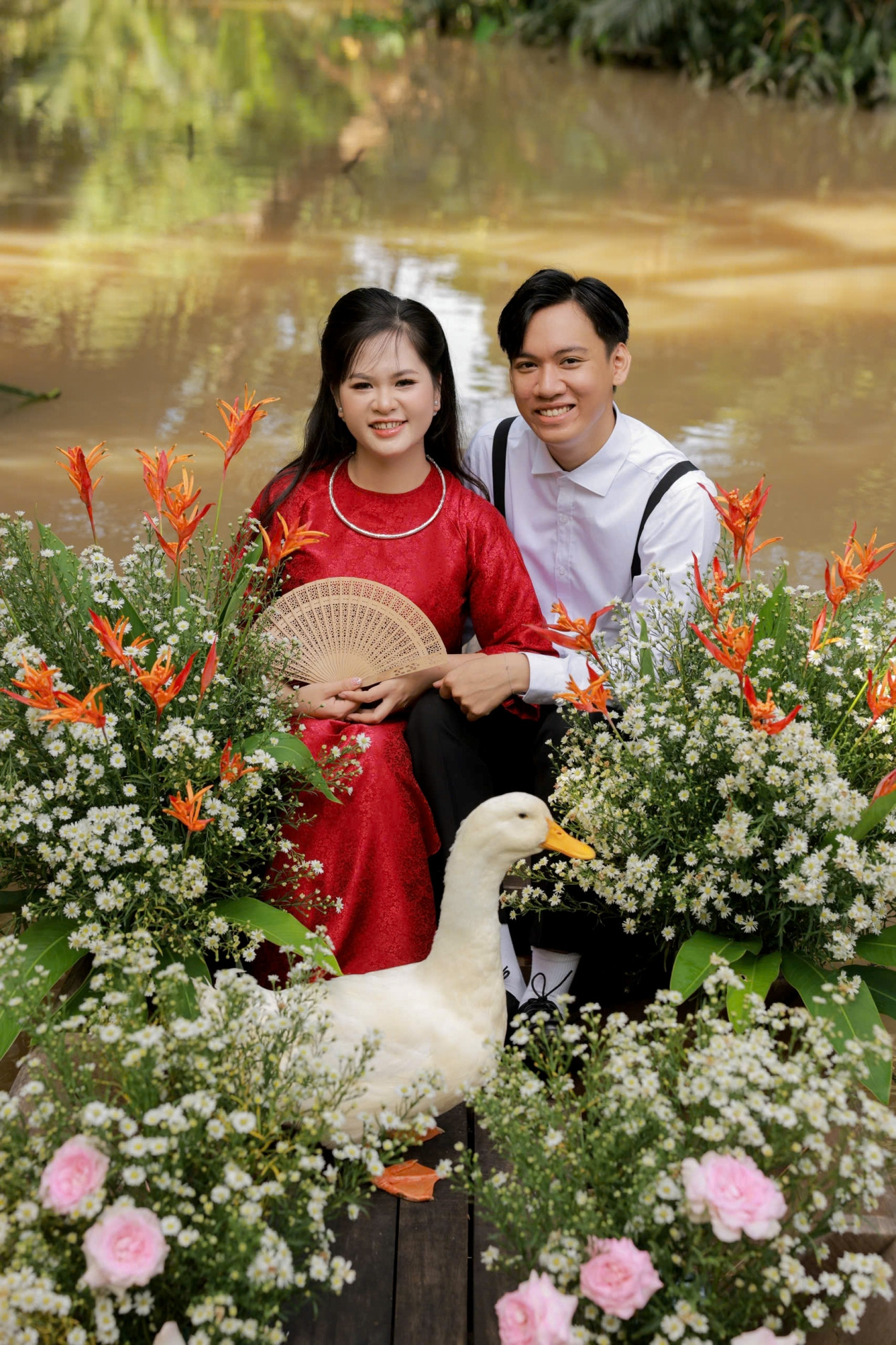 Cô dâu chú rể Vĩnh Long chụp ảnh cưới với vịt, nhiều người tò mò lý do-3