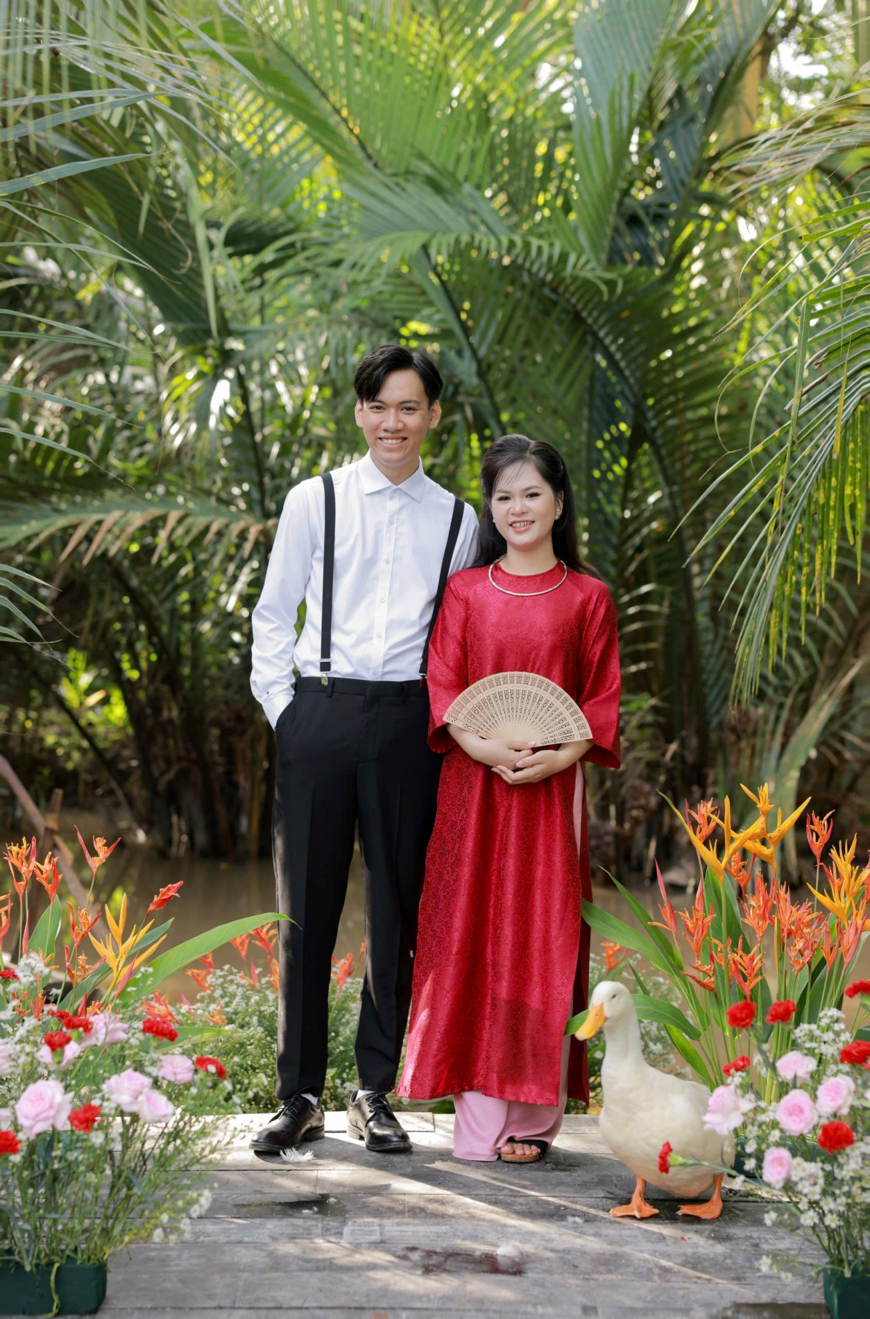 Cô dâu chú rể Vĩnh Long chụp ảnh cưới với vịt, nhiều người tò mò lý do-4