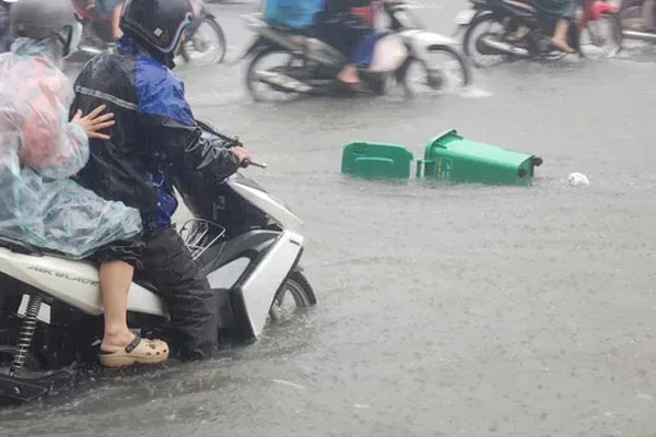 Nước chảy như thác ở Cù Lao Chàm, ĐT611 ngập sâu chia cắt 2 huyện ở Quảng Nam-8