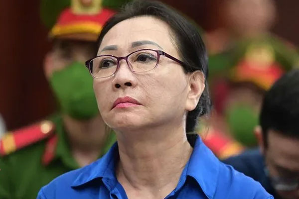 Vợ chồng bà Trương Mỹ Lan ôm chầm lấy nhau-3