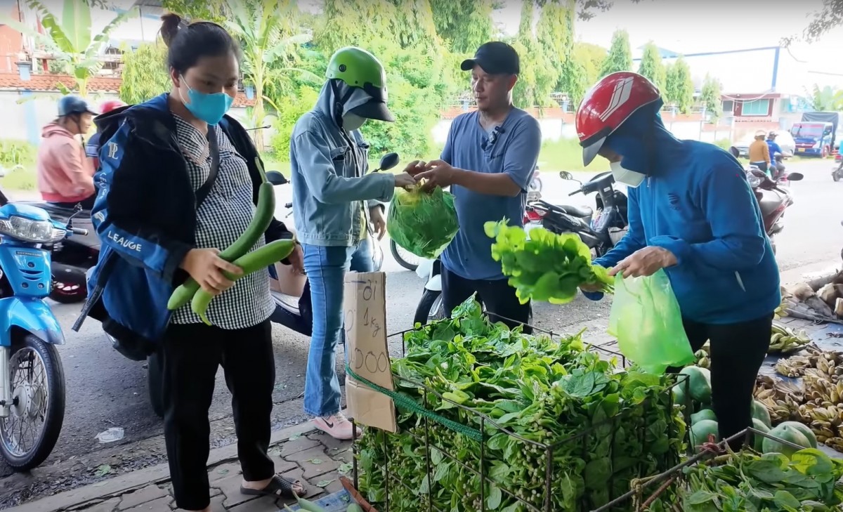 Đồng Nai: Minh râu bán rau và hành trình tặng rau miễn phí cho công nhân-4