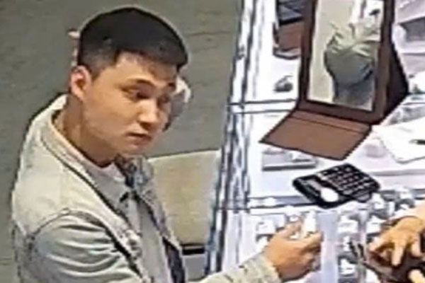 Bắt 2 người phụ nữ trong vụ chuyển hơn 700 viên kim cương vào Việt Nam-5