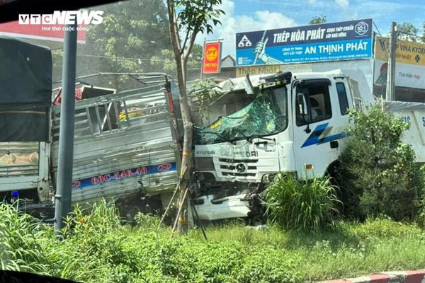 Xe điên tông loạt ô tô, xe máy dừng đèn đỏ ở Bình Dương, 1 người chết-1