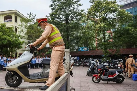 'Quái xế' đâm tử vong người đi đường: Cha mẹ vẫn vô tư giao xe máy cho con