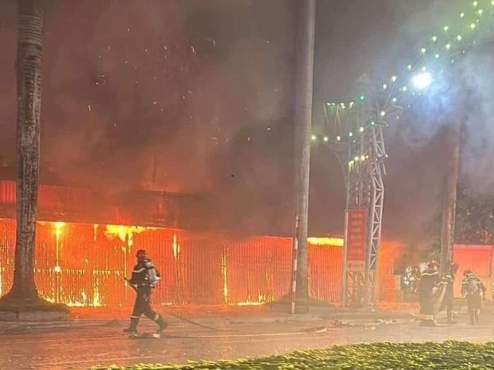 Lửa cháy ngùn ngụt thiêu rụi cửa hàng bán văn phòng phẩm ở Thanh Hóa-1